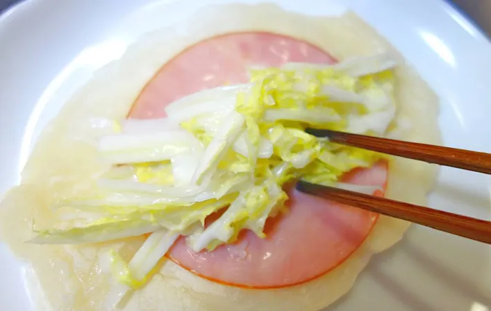 『白菜サラダのもちラップサンド』を作る写真（撮影：エニママ）