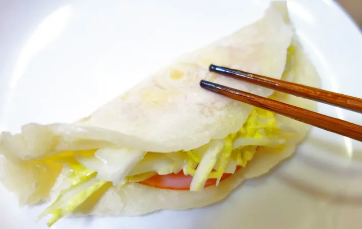 『白菜サラダのもちラップサンド』を作る写真（撮影：エニママ）