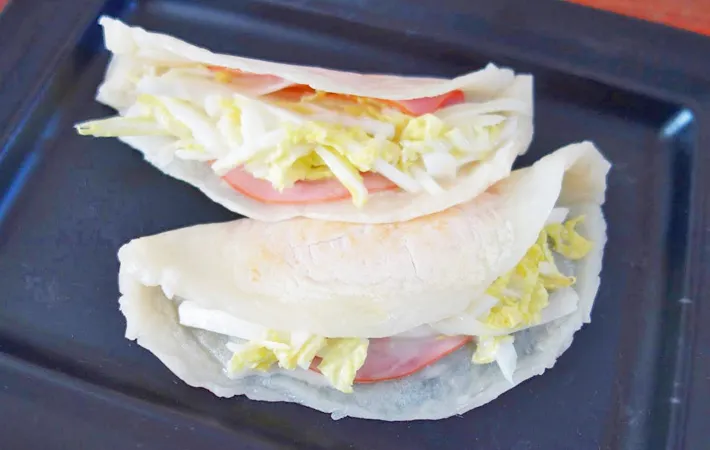 『白菜サラダのもちラップサンド』の完成写真（撮影：エニママ）