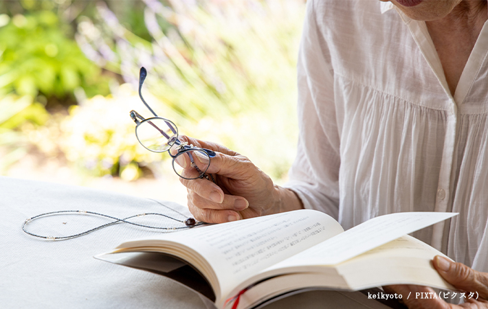 本を読む女性