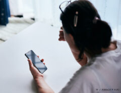 スマホを見る女性