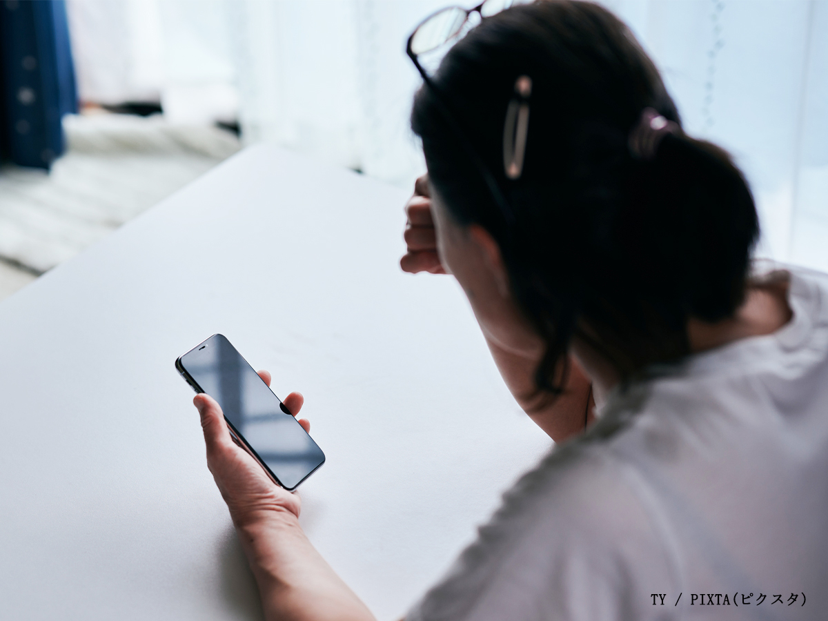 スマホを見る女性