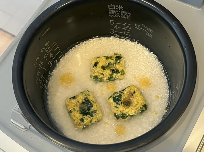 フリーズドライスープを入れた炊飯器の写真（撮影：grape編集部）