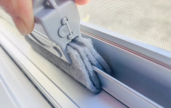 『サッシすきま用ブラシ』の写真（撮影：熊田朱実）