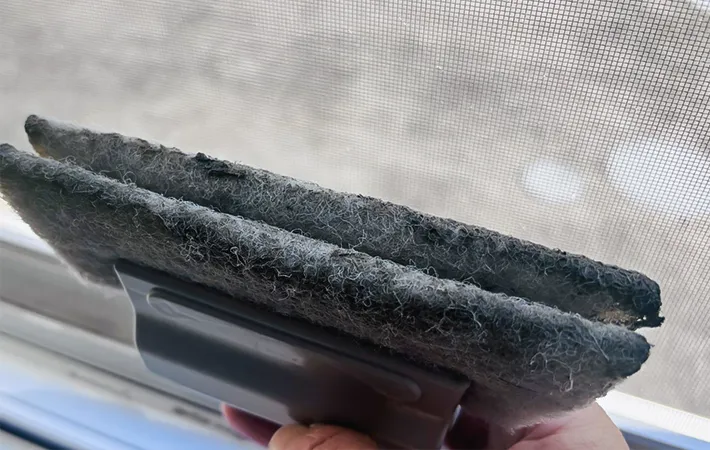 『サッシすきま用ブラシ』の写真（撮影：熊田朱実）