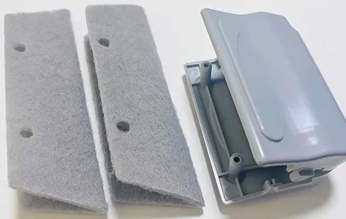 『サッシすきま用ブラシ』の写真（撮影：熊田朱実）