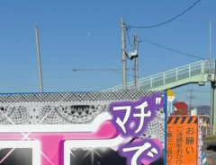 道路に設置されている、『工事中』の看板の写真