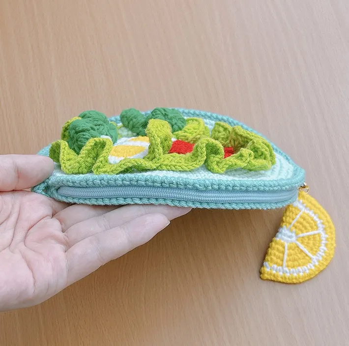 毛糸で編んだサラダのポーチ