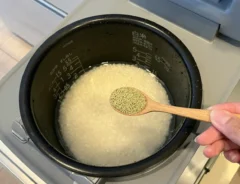 昆布茶おにぎりの調理写真（撮影：grape編集部）