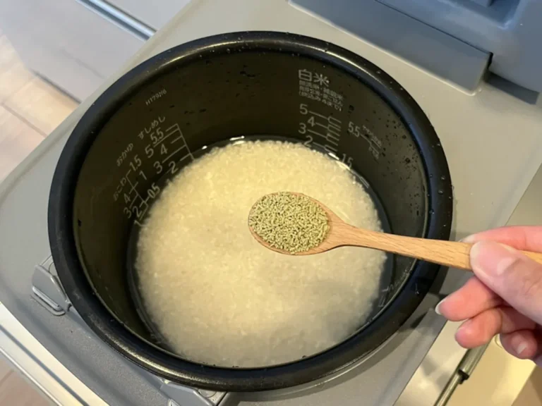 昆布茶おにぎりの調理写真（撮影：grape編集部）