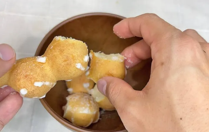 『ポン・デ・リングあずきバーぜんざい』を作る写真（撮影：キジカク）