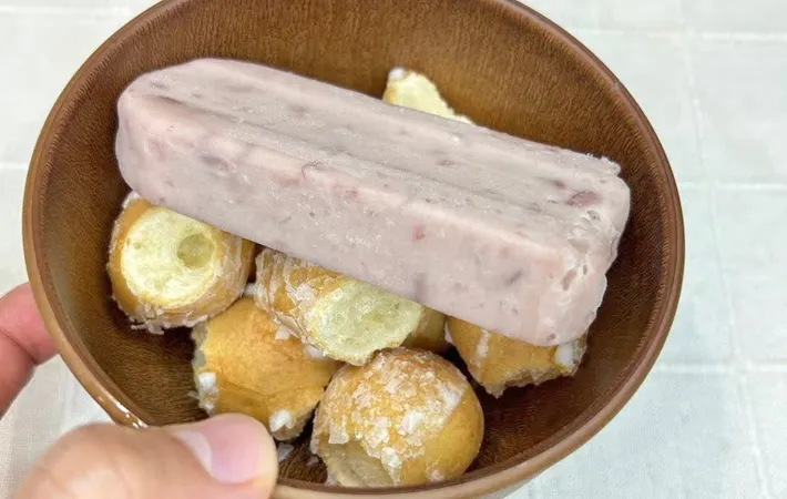 『ポン・デ・リングあずきバーぜんざい』を作る写真（撮影：キジカク）