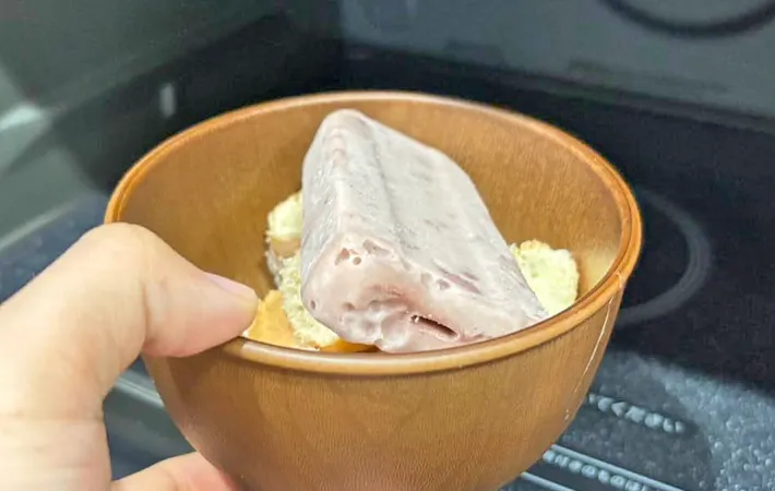 『ポン・デ・リングあずきバーぜんざい』を作る写真（撮影：キジカク）