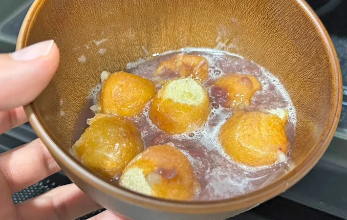 『ポン・デ・リングあずきバーぜんざい』の完成写真（撮影：キジカク）