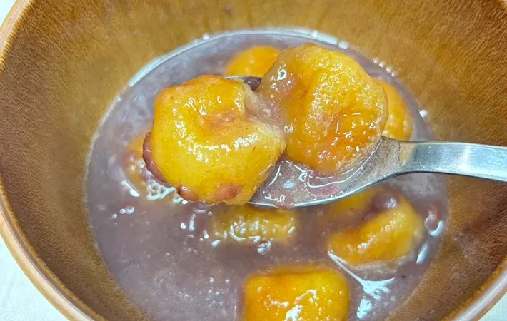 『ポン・デ・リングあずきバーぜんざい』の完成写真（撮影：キジカク）