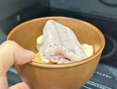 『ポン・デ・リングあずきバーぜんざい』を作る写真（撮影：キジカク）