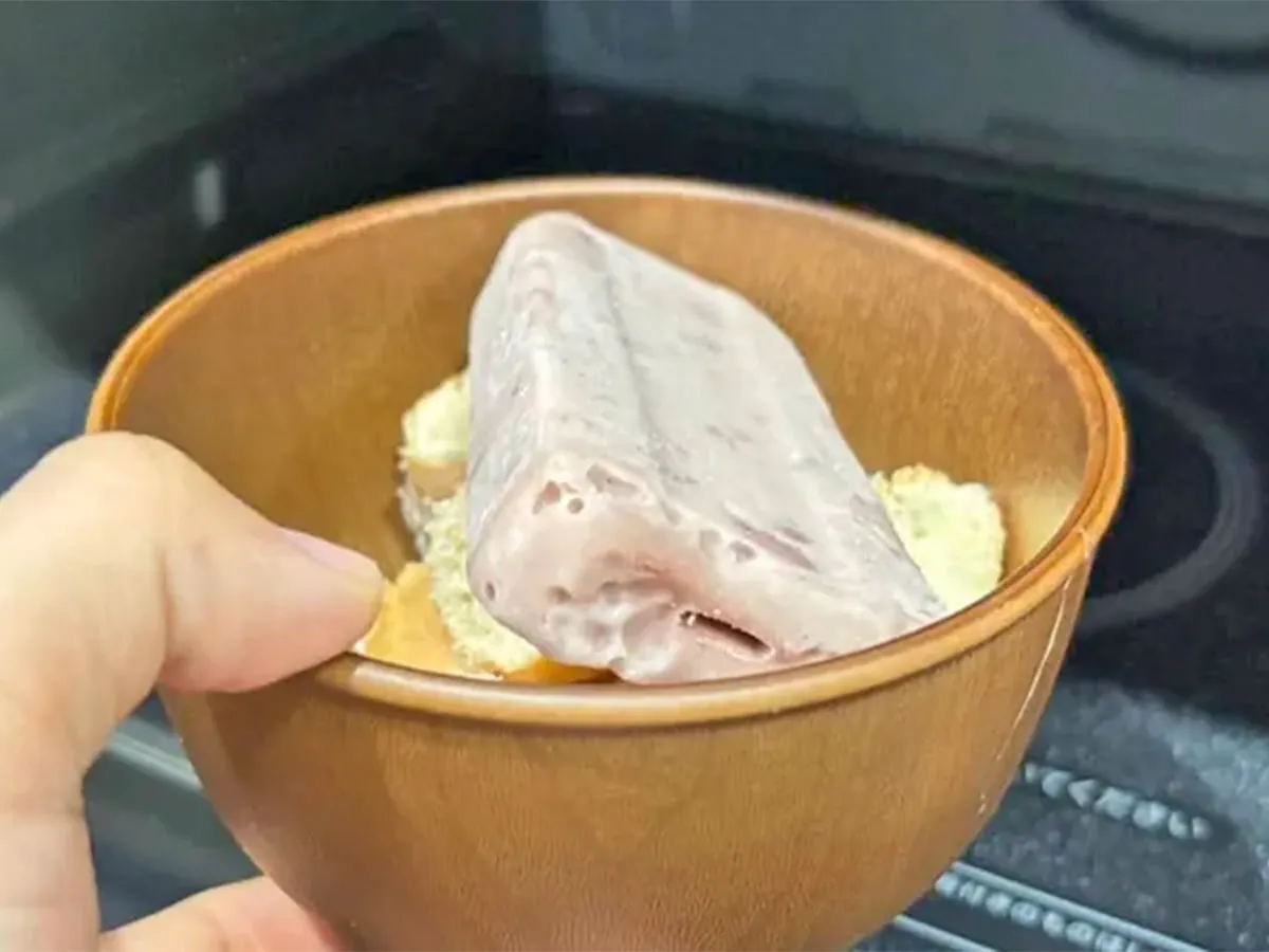 『ポン・デ・リングあずきバーぜんざい』を作る写真(撮影:キジカク)