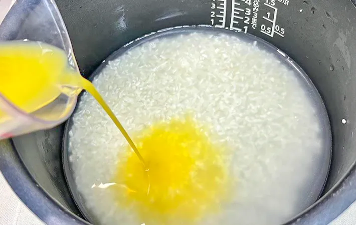 ミカン果汁を入れている写真（撮影：キジカク）