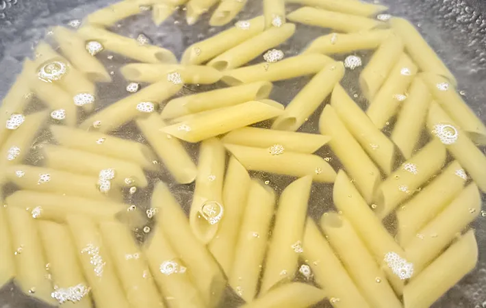 マカロニをゆでている写真（撮影：キジカク）