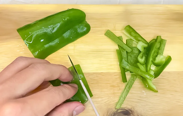 具材を切っている写真（撮影：キジカク）