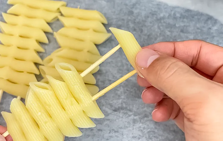 マカロニを刺している写真（撮影：キジカク）