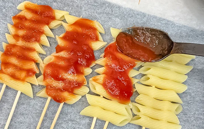 トマトソースを塗っている写真（撮影：キジカク）