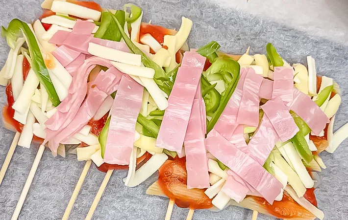 具材をのせている写真（撮影：キジカク）