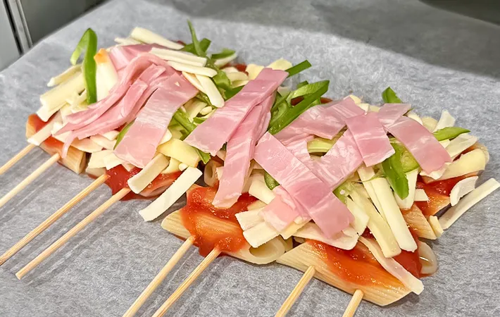 『マカロニピザスティック』を焼く写真（撮影：キジカク）