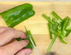 具材を切っている写真（撮影：キジカク）