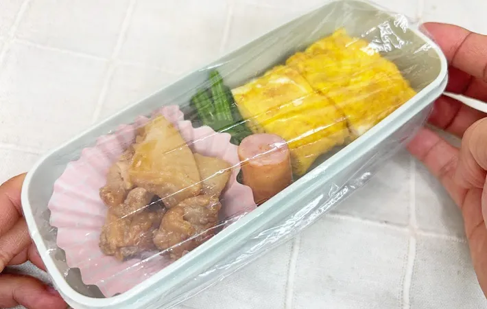 『ダイソー 食器用キャップ式カバー』の使用写真（撮影：キジカク）