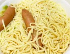 『ウインナー入りカップ焼きそば』を作る写真（撮影：キジカク）