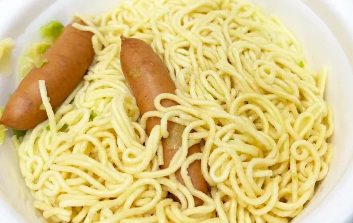 『ウインナー入りカップ焼きそば』を作る写真（撮影：キジカク）