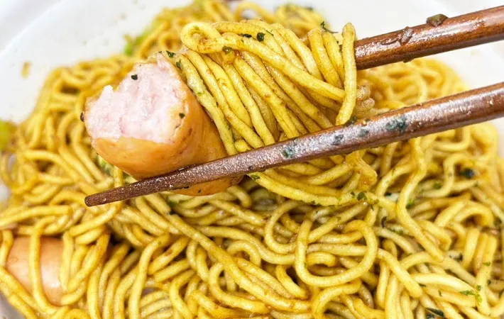 『ウインナー入りカップ焼きそば』の完成写真（撮影：キジカク