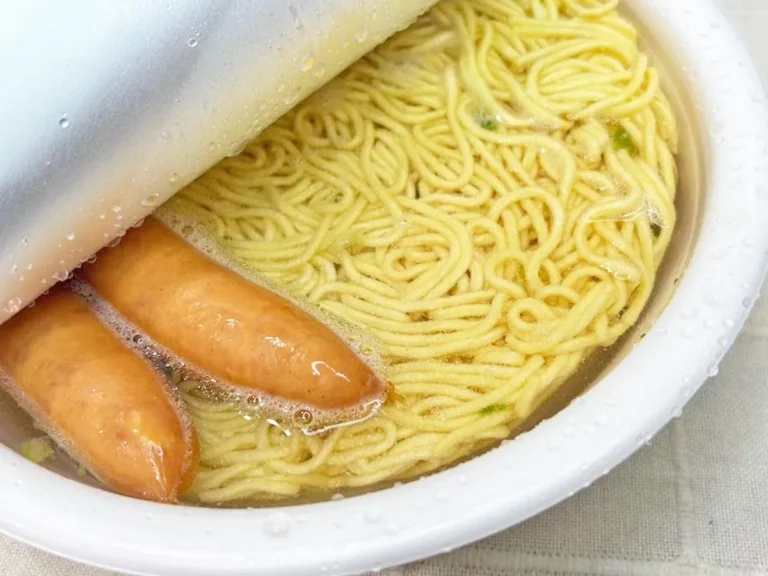 『ウインナー入りカップ焼きそば』を作る写真（撮影：キジカク