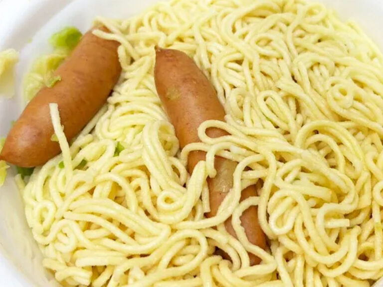 『ウインナー入りカップ焼きそば』を作る写真（撮影：キジカク