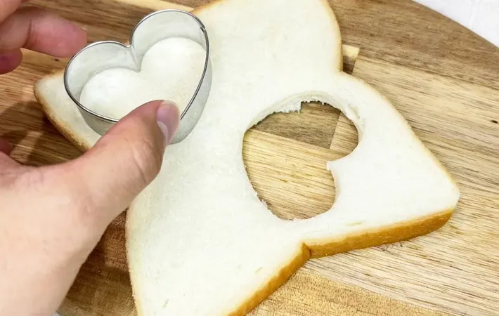 『果汁グミステンドグラストースト』を作る写真（撮影：キジカク）