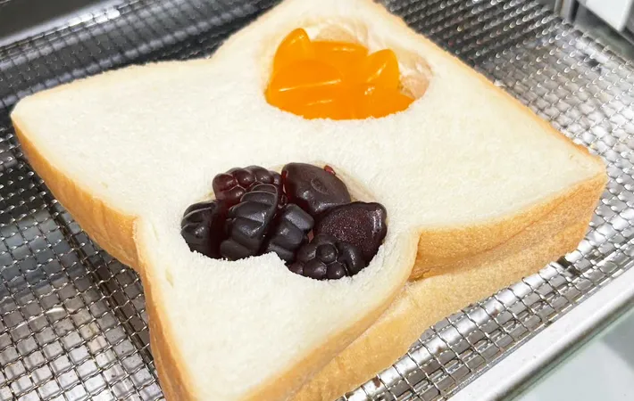 『果汁グミステンドグラストースト』を作る写真（撮影：キジカク）