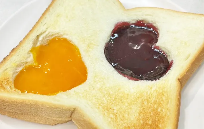 『果汁グミステンドグラストースト』の完成写真（撮影：キジカク）