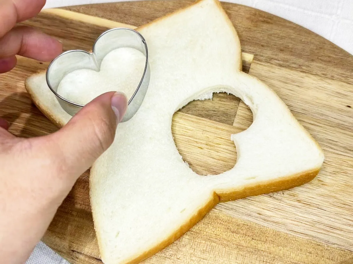 『果汁グミステンドグラストースト』を作る写真（撮影：キジカク）