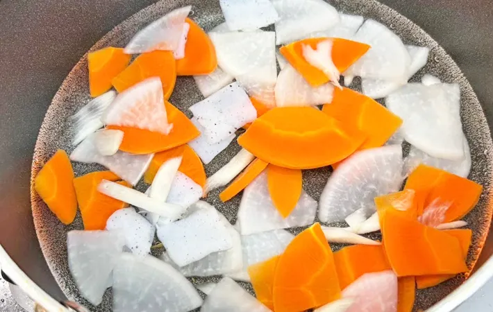 『みりん入り味噌汁』を作る写真（撮影：キジカク）