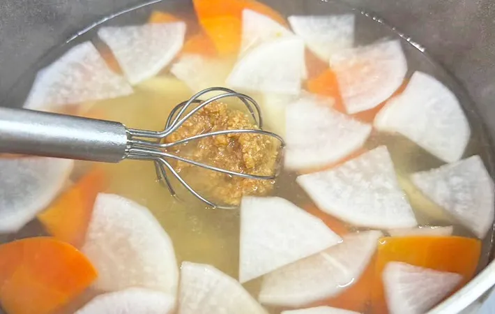 『みりん入り味噌汁』を作る写真（撮影：キジカク）