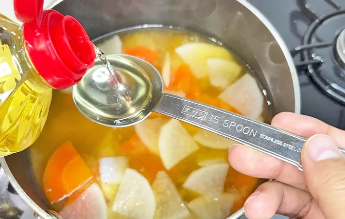 『みりん入り味噌汁』を作る写真（撮影：キジカク）