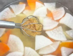 『みりん入り味噌汁』を作る写真（撮影：キジカク）