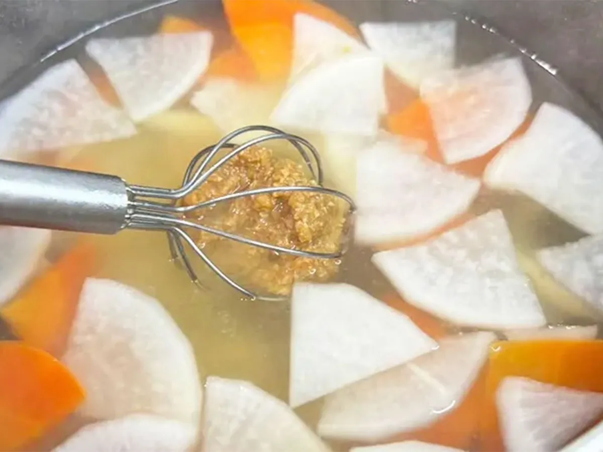 『みりん入り味噌汁』を作る写真(撮影:キジカク)