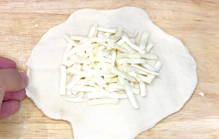 『チーズクルチャ』を作る写真（撮影：キジカク）