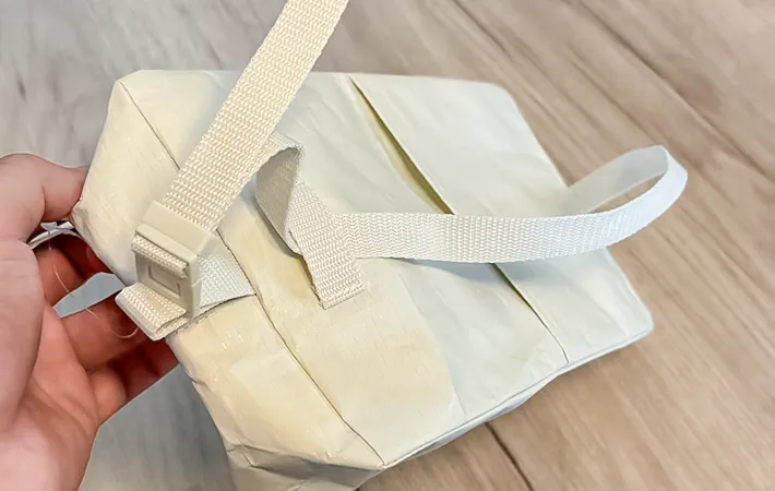 『ポリエチレンシートケース』の裏面の写真（撮影：キジカク）