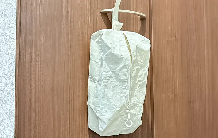 『ポリエチレンシートケース』の壁掛け収納の写真（撮影：キジカク）