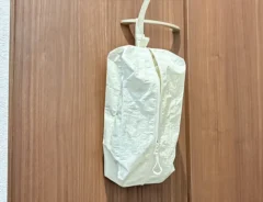 『ポリエチレンシート ケース』の壁掛け収納の写真（撮影：キジカク）