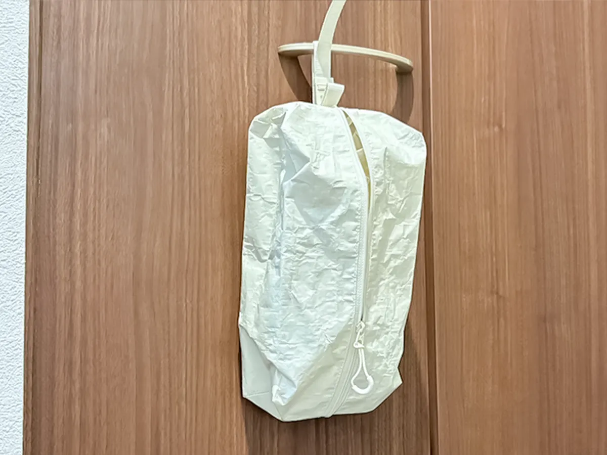 『ポリエチレンシート ケース』の壁掛け収納の写真（撮影：キジカク）