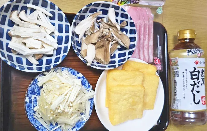 『油揚げのきのこ巾着』の材料写真（撮影：キジカク）